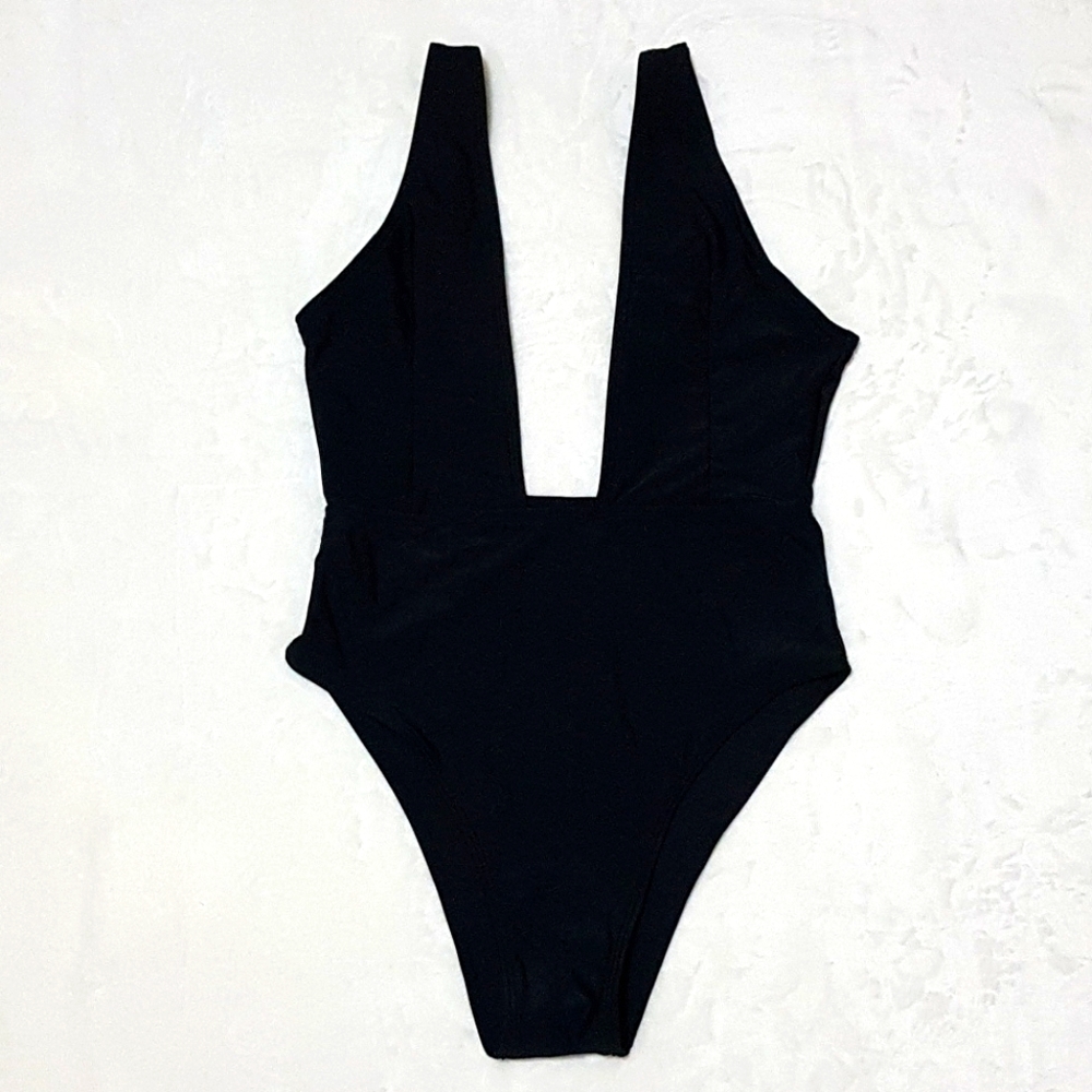 BLACK LOW CUT HIGH LEG ONE PIECE SWIMSUIT